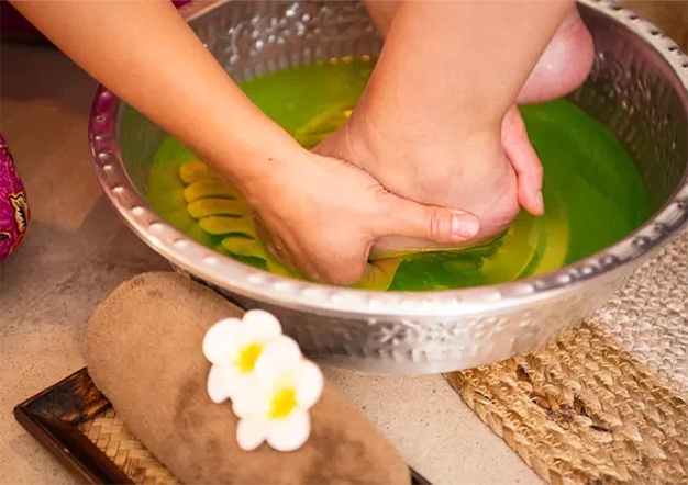 足のマッサージ