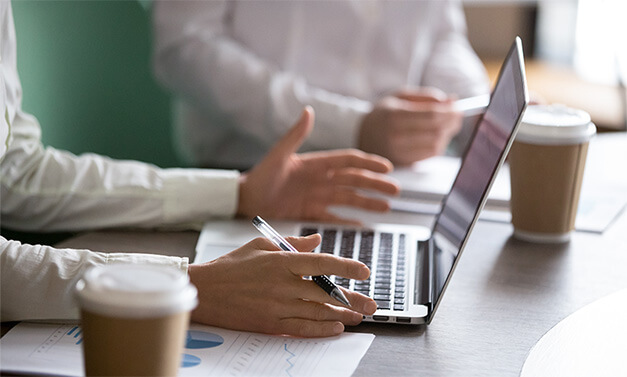 ノートパソコンで会議