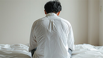 朝起きても疲れが取れない男性